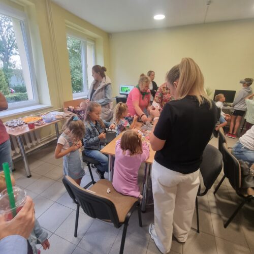 Renginys bibliotekoje. Bibliotekoje gausu žmonių.