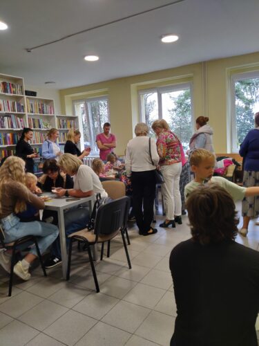 Renginys bibliotekoje. Bibliotekoje gausu žmonių.